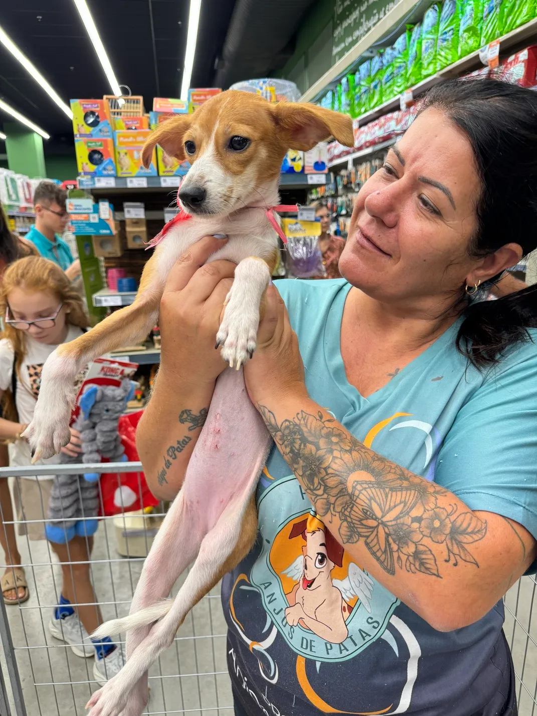 Registro de ação de adoção com animal no colo.