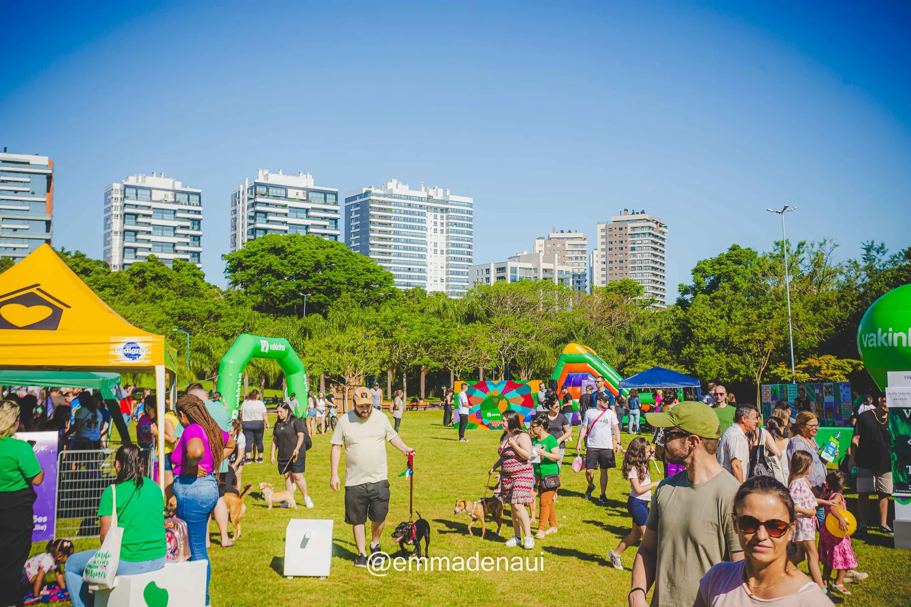 Participantes e pets no evento Vakinha PET 2024.